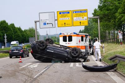 Stuttgart -Ost : Schwerer Unfall mit mehrmals ueberschlagenem PKW auf Teiler B10/14